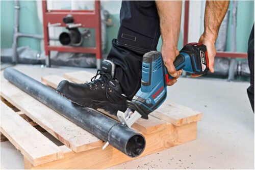Bosch Professional 18V System GSA 18 V-LI C cordless reciprocating saw (compact version, 3 x reciprocating saw blades, excluding rechargable batteries and charger, in L-BOXX)
