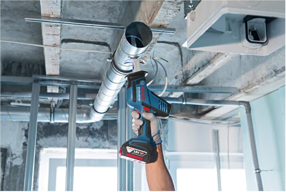 Bosch Professional 18V System GSA 18 V-LI C cordless reciprocating saw (compact version, 3 x reciprocating saw blades, excluding rechargable batteries and charger, in L-BOXX)