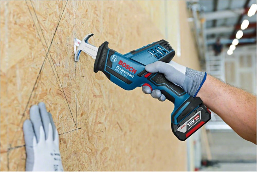 Bosch Professional 18V System GSA 18 V-LI C cordless reciprocating saw (compact version, 3 x reciprocating saw blades, excluding rechargable batteries and charger, in L-BOXX)